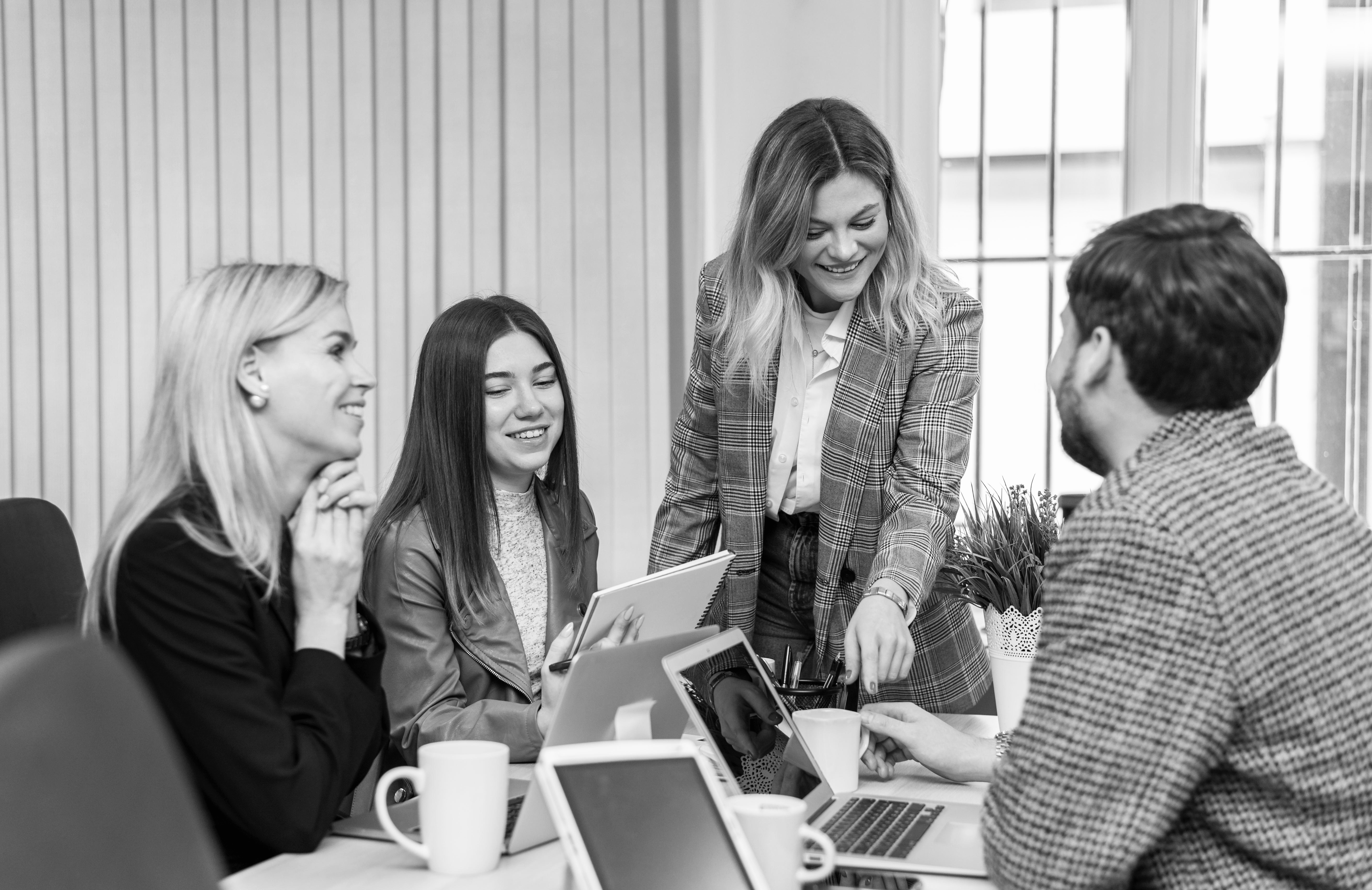 Équipe professionnelle en réunion de travail