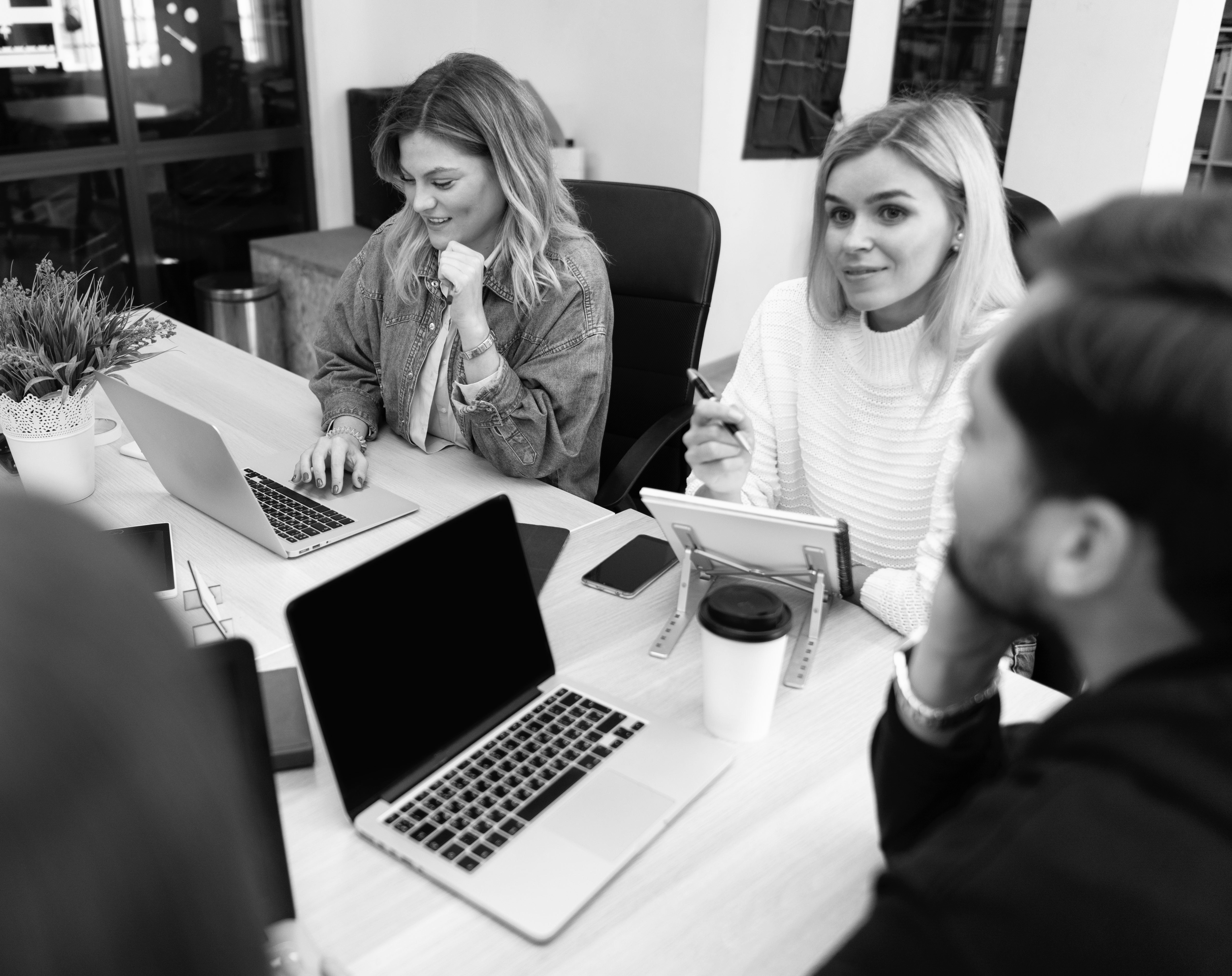 Équipe discutant de stratégie digitale