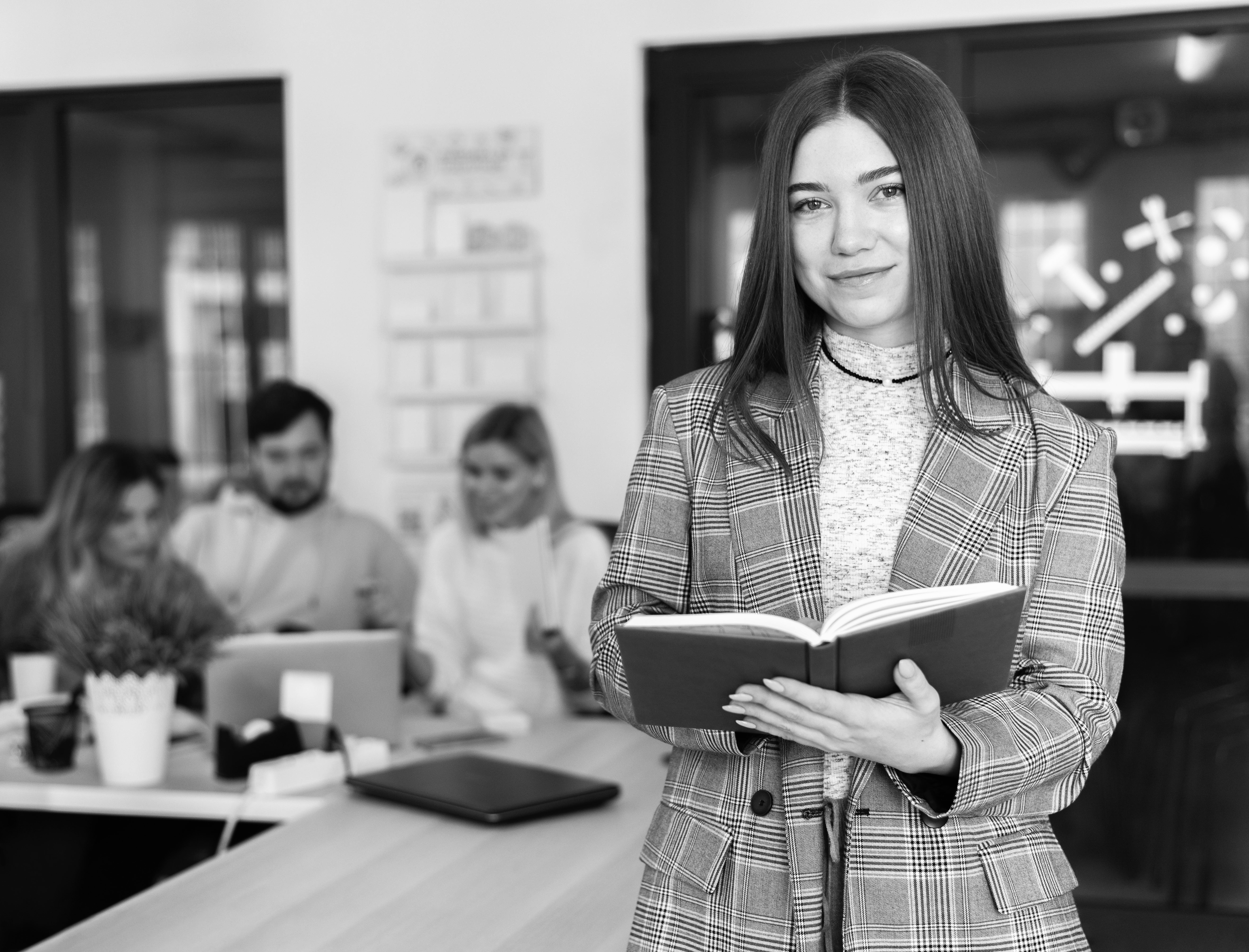 Professionnelle avec carnet dans un bureau moderne
